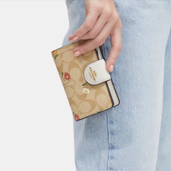 NEW Medium Corner Zip Wallet In Signature Canvas With Nostalgic Ditsy Print - Picture 1 of 11